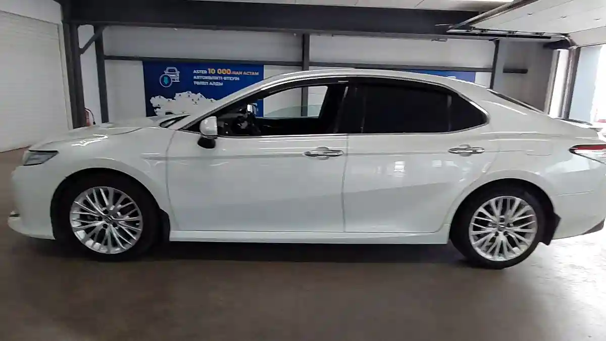 Toyota Camry 2018 года за 12 990 000 тг. в Астана