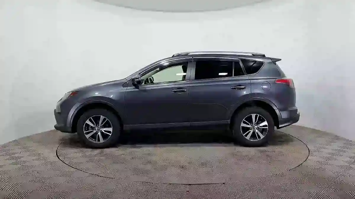 Toyota RAV4 2018 года за 9 590 000 тг. в Астана