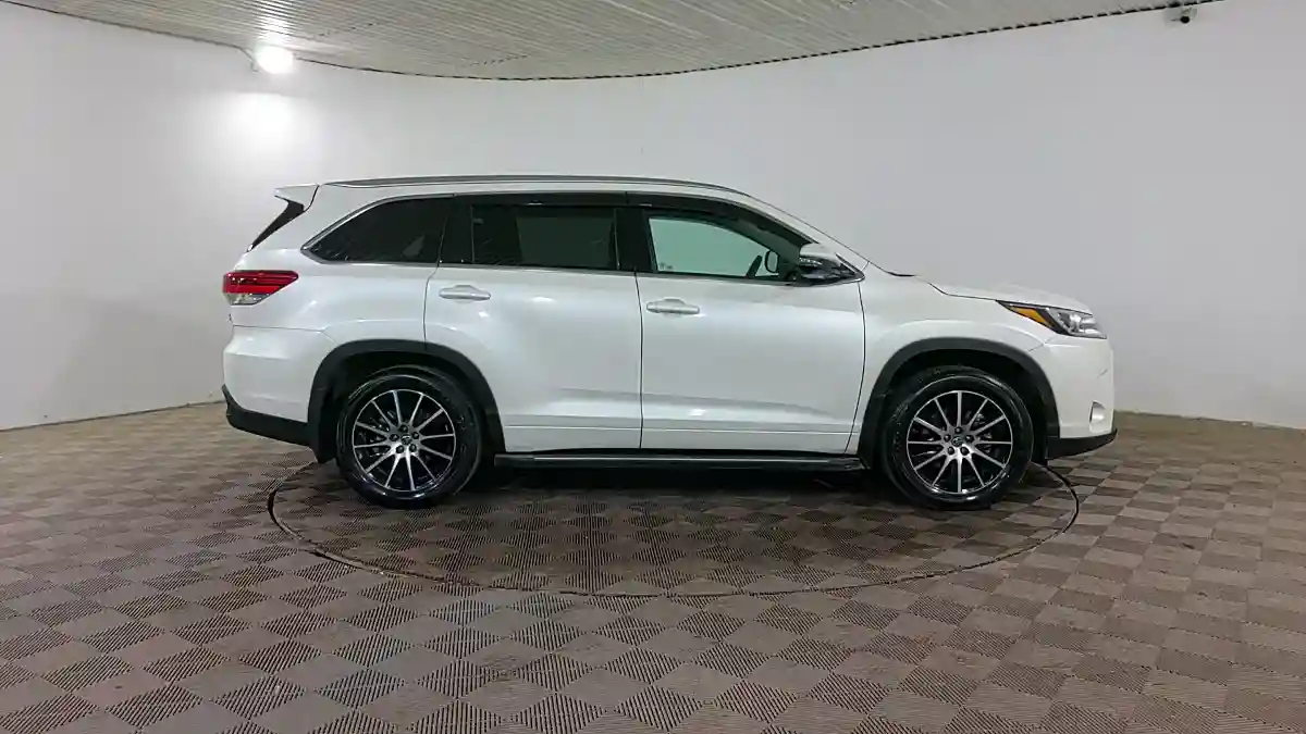 Toyota Highlander 2018 года за 19 590 000 тг. в Шымкент