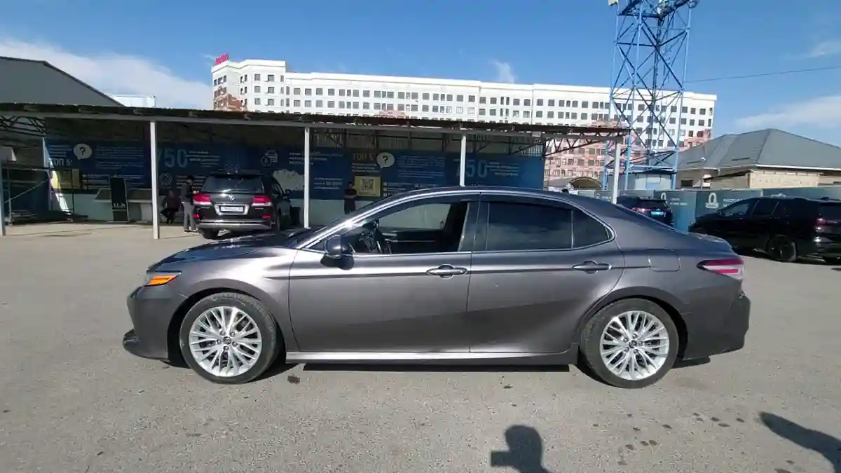 Toyota Camry 2017 года за 9 990 000 тг. в Шымкент