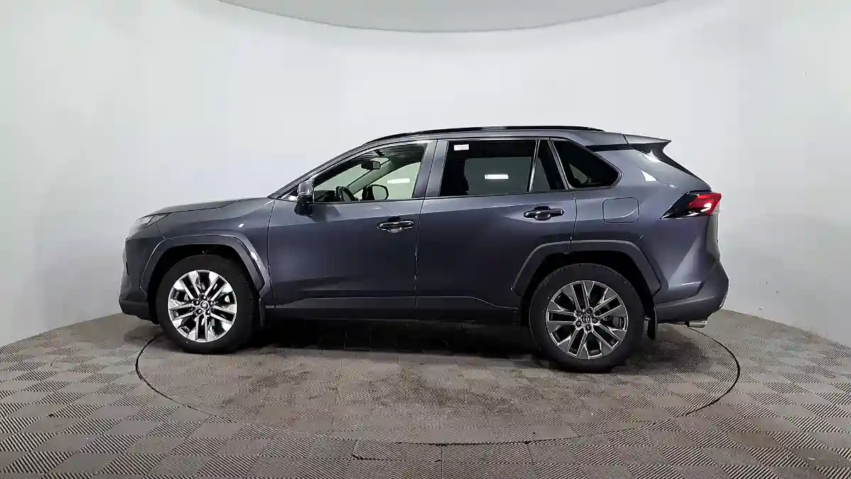 Toyota RAV4 2023 года за 17 490 000 тг. в Астана