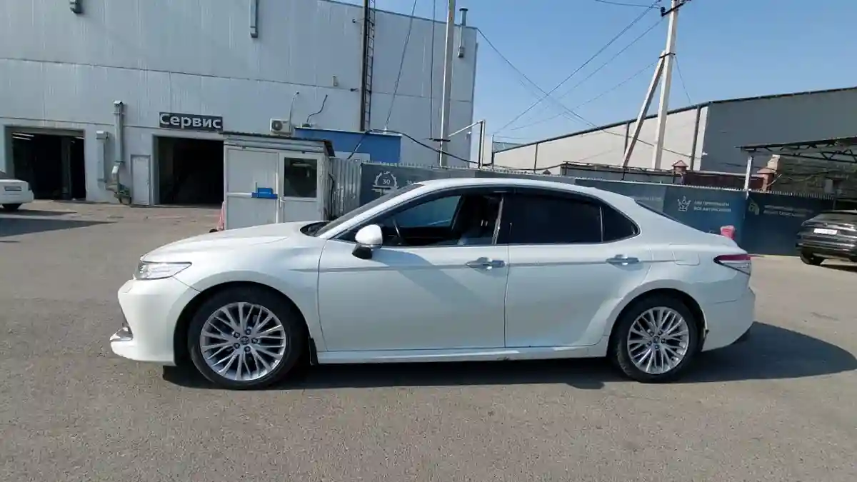 Toyota Camry 2019 года за 13 990 000 тг. в Шымкент