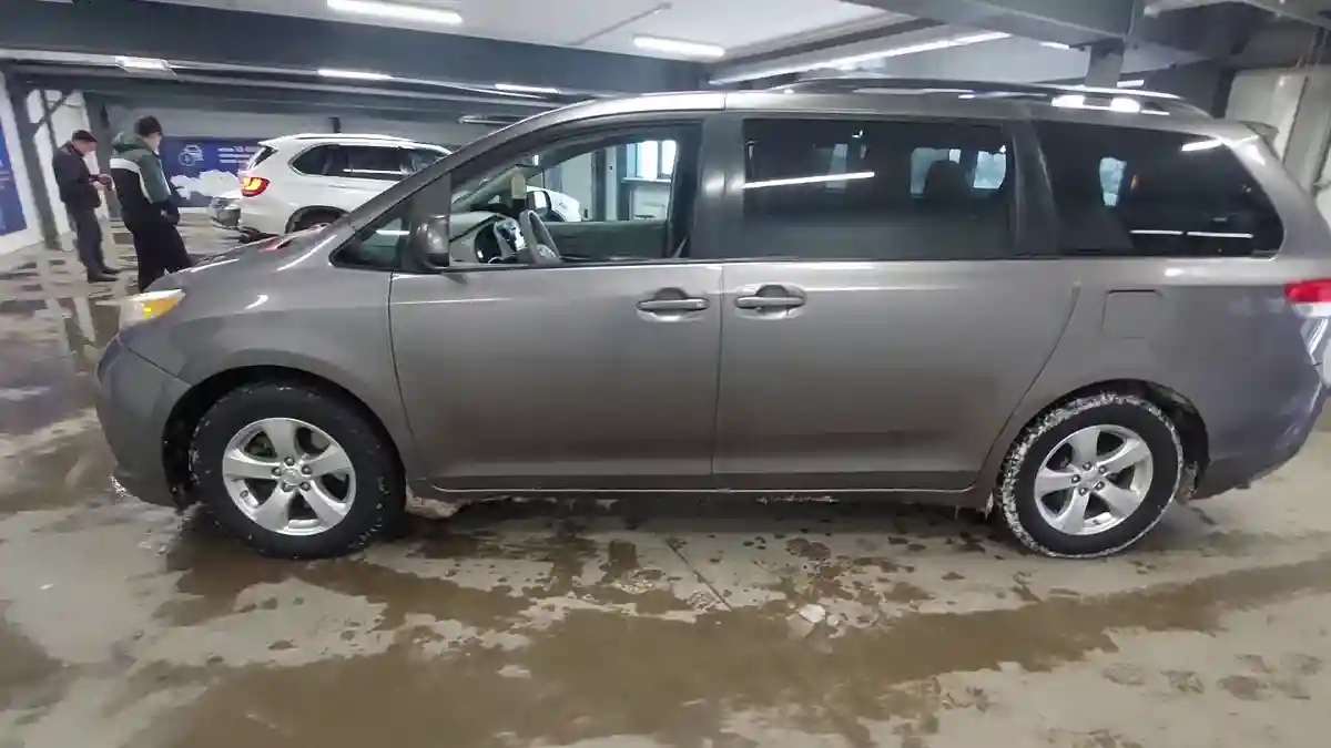 Toyota Sienna 2013 года за 14 000 000 тг. в Астана