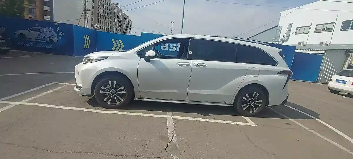 Toyota Sienna 2024 года за 33 000 000 тг. в Алматы