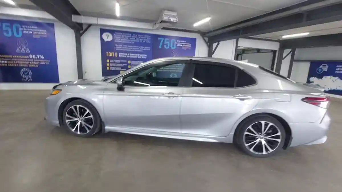Toyota Camry 2018 года за 13 000 000 тг. в Астана