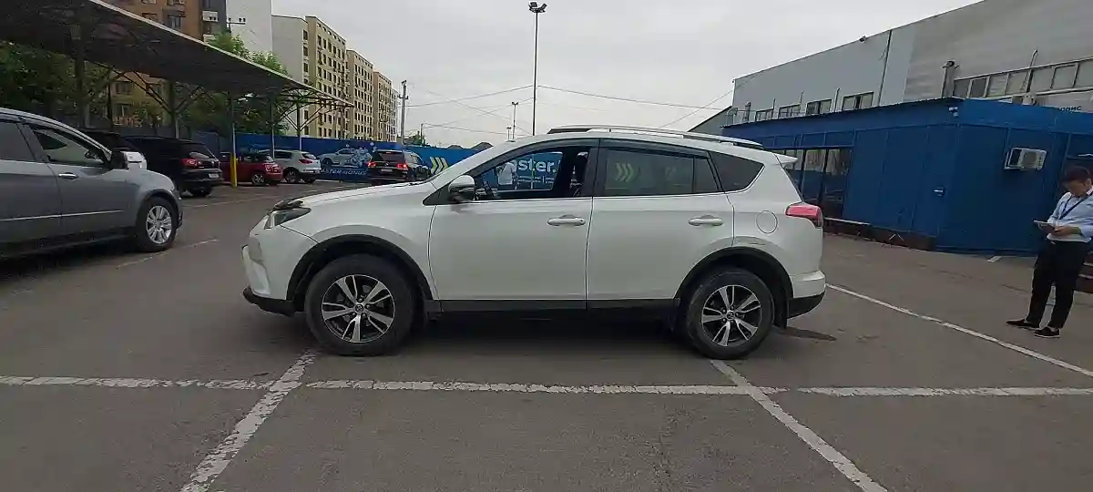 Toyota RAV4 2017 года за 12 500 000 тг. в Алматы