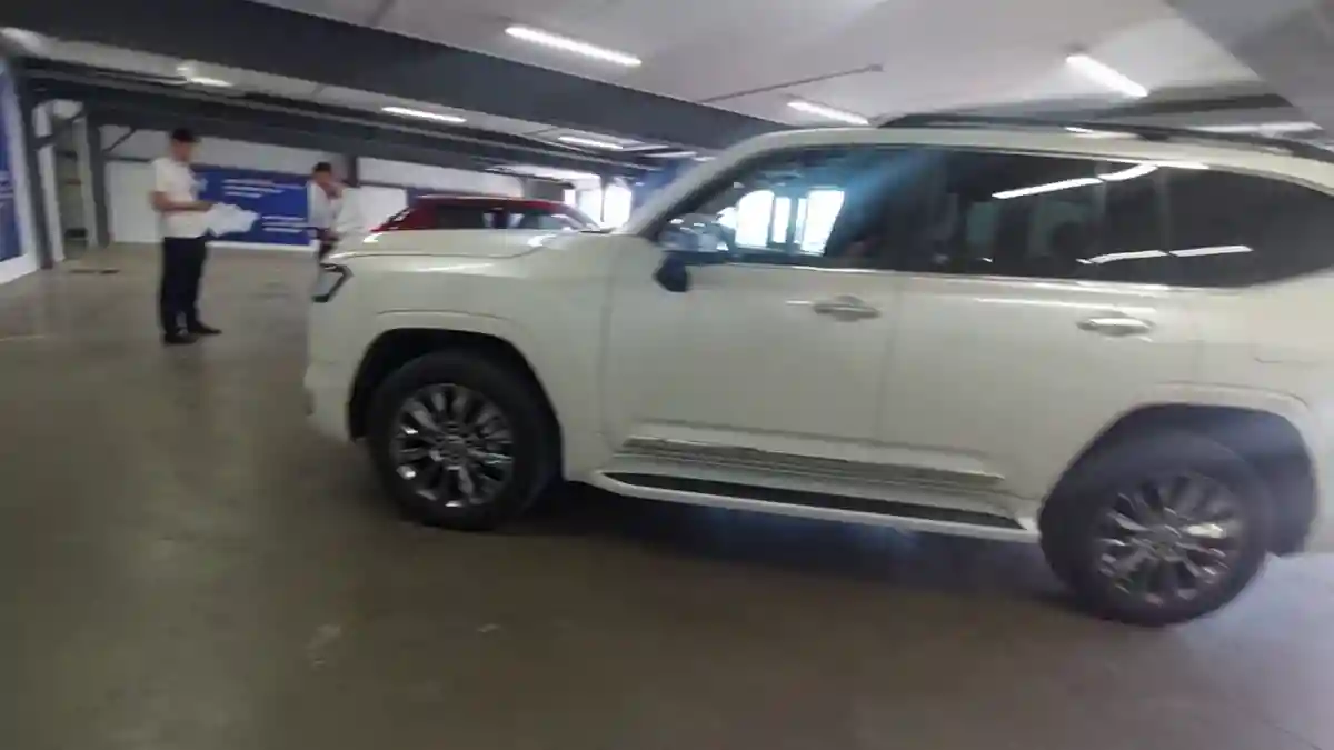 Toyota Land Cruiser 2023 года за 54 000 000 тг. в Астана