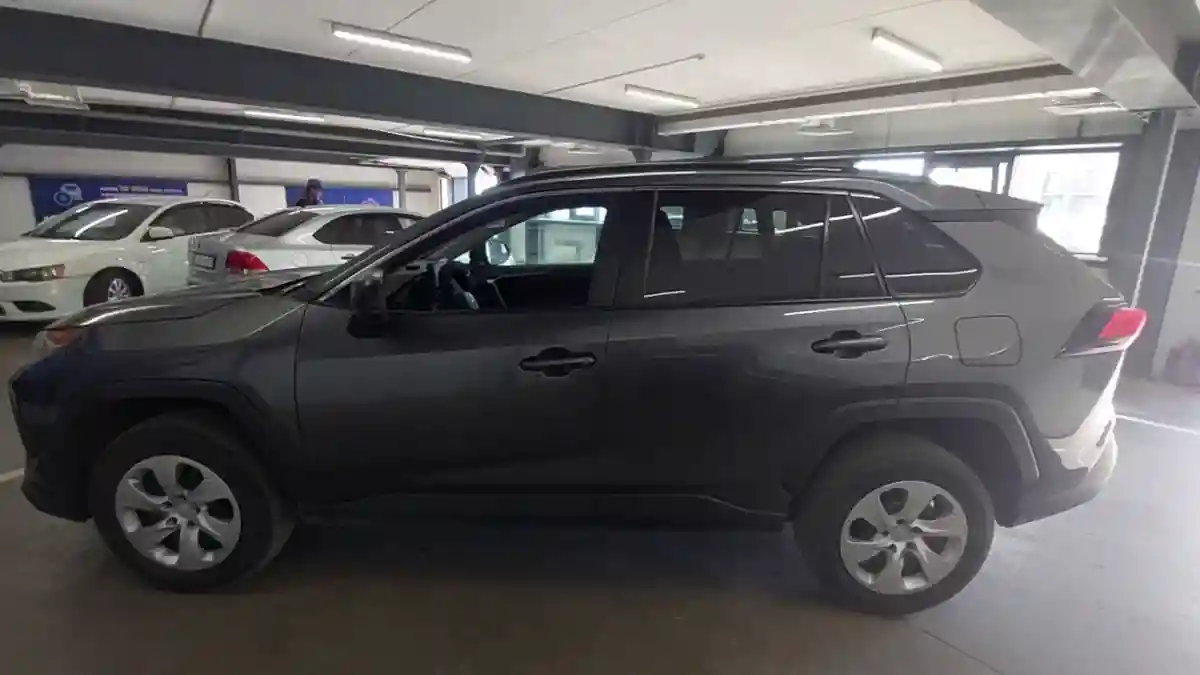 Toyota RAV4 2021 года за 14 000 000 тг. в Астана