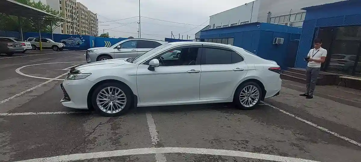 Toyota Camry 2018 года за 13 500 000 тг. в Алматы