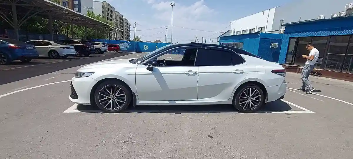 Toyota Camry 2021 года за 13 700 000 тг. в Алматы