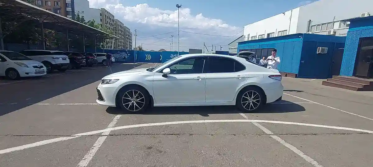 Toyota Camry 2021 года за 15 000 000 тг. в Алматы