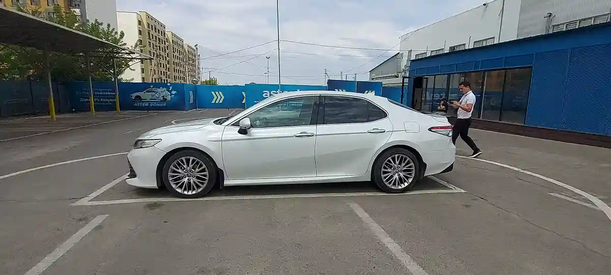Toyota Camry 2018 года за 14 000 000 тг. в Алматы