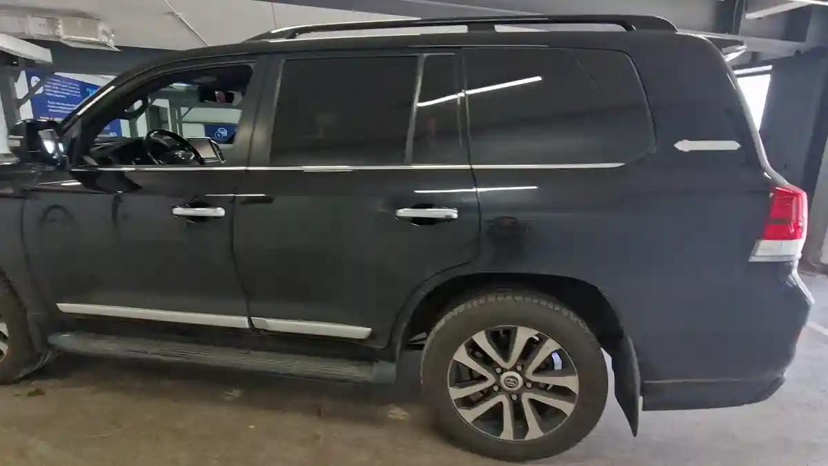 Toyota Land Cruiser 2018 года за 32 000 000 тг. в Астана