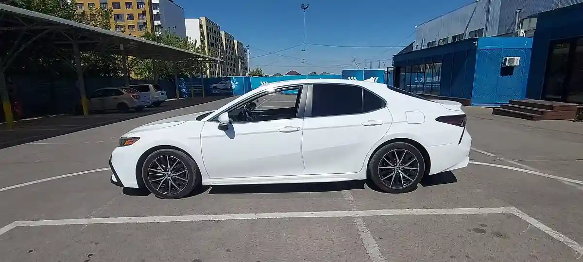 Toyota Camry 2022 года за 13 000 000 тг. в Алматы