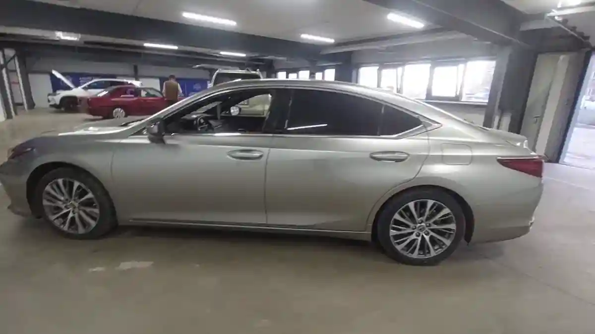 Lexus ES 2019 года за 19 500 000 тг. в Астана