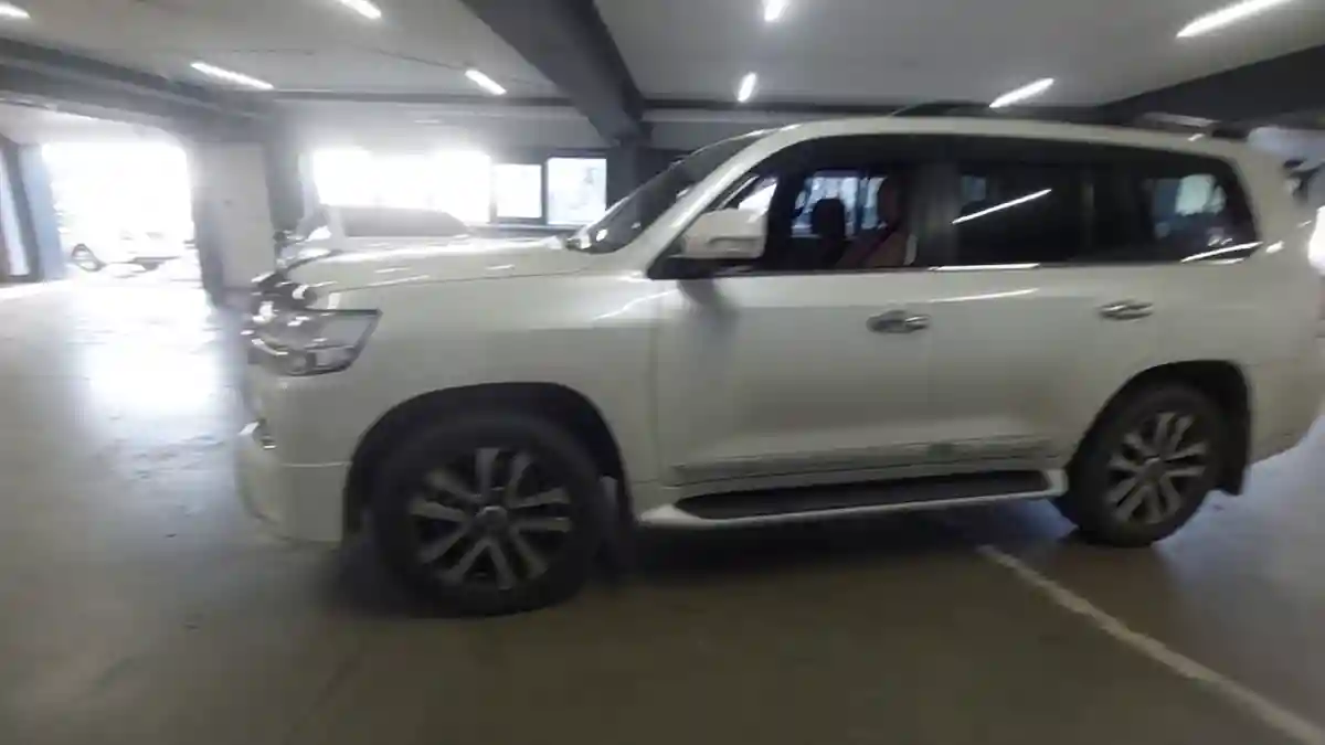 Toyota Land Cruiser 2017 года за 32 000 000 тг. в Астана