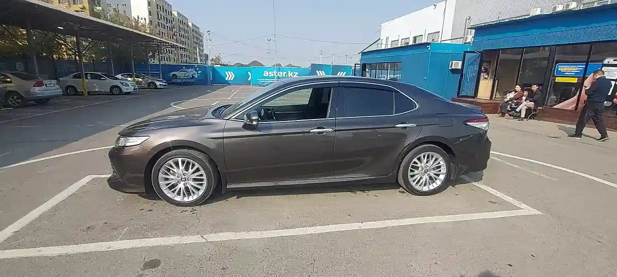 Toyota Camry 2020 года за 13 000 000 тг. в Алматы