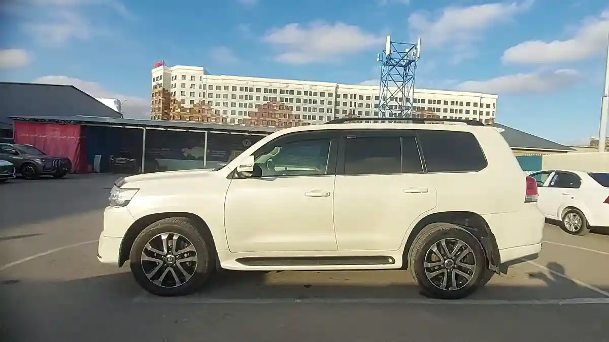 Toyota Land Cruiser 2017 года за 32 000 000 тг. в Шымкент