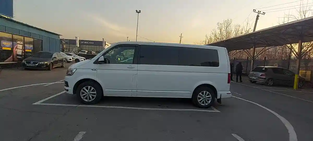 Volkswagen Caravelle 2018 года за 19 000 000 тг. в Алматы