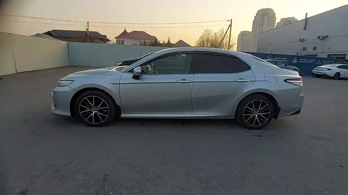 Toyota Camry 2023 года за 18 500 000 тг. в Шымкент