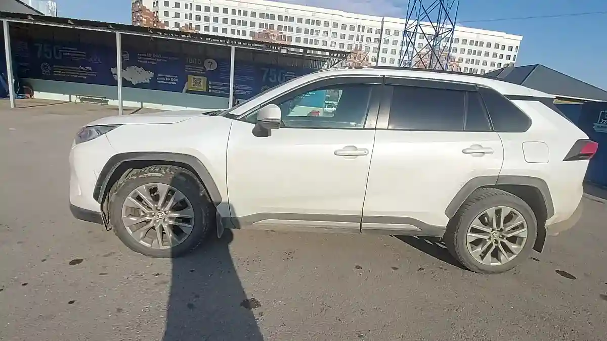 Toyota RAV4 2021 года за 14 000 000 тг. в Шымкент
