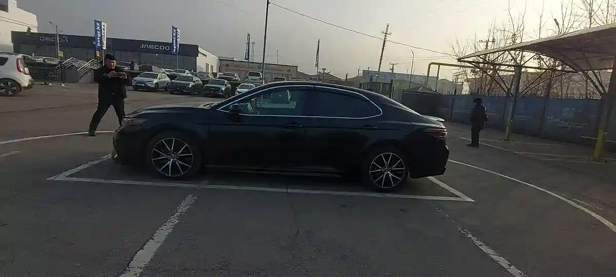 Toyota Camry 2020 года за 13 000 000 тг. в Алматы