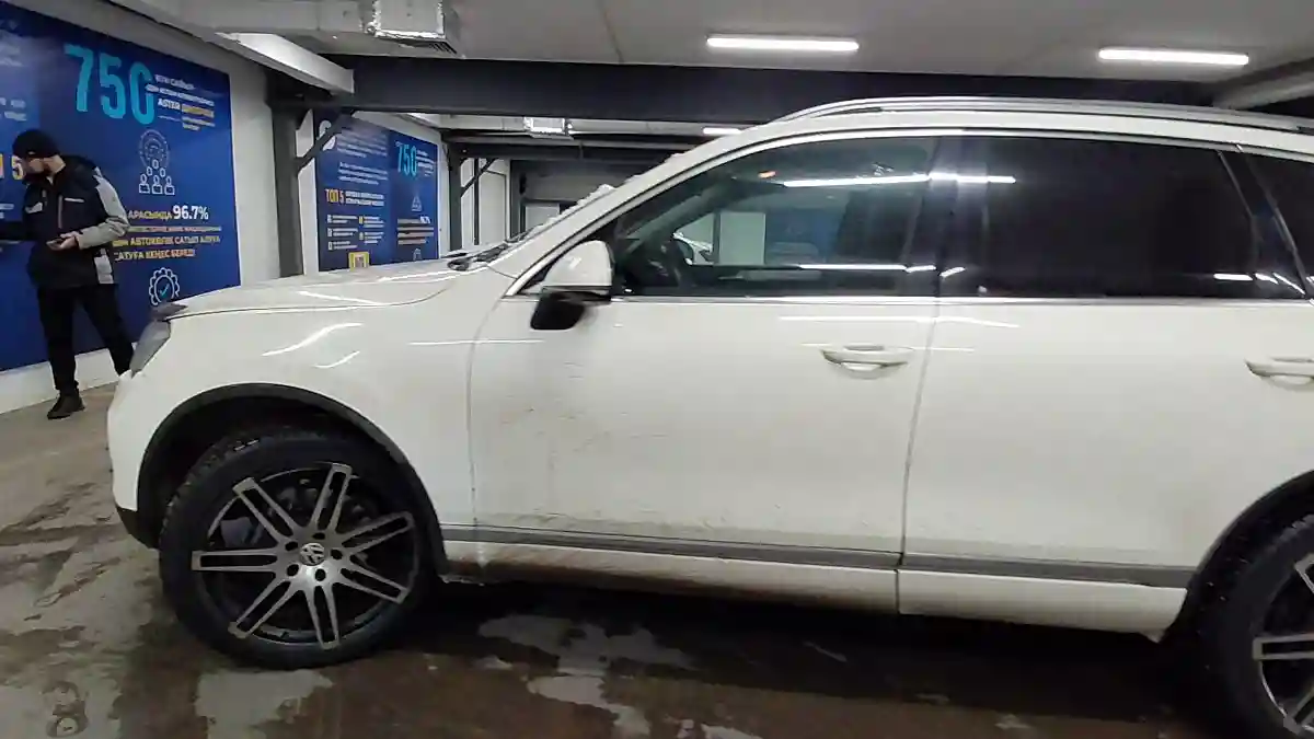 Volkswagen Touareg 2011 года за 11 000 000 тг. в Астана