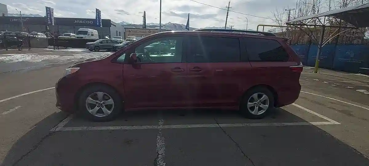 Toyota Sienna 2018 года за 14 000 000 тг. в Алматы