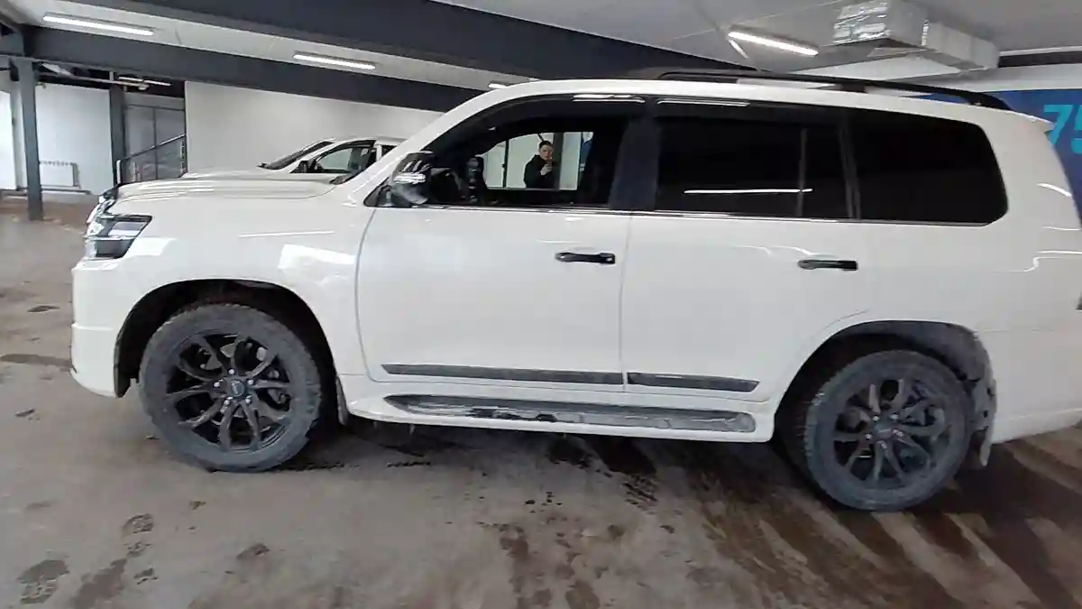Toyota Land Cruiser 2015 года за 29 000 000 тг. в Астана