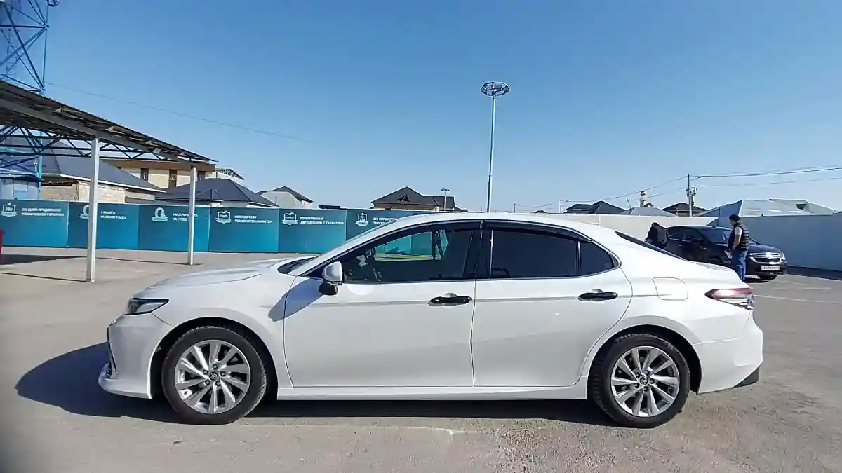 Toyota Camry 2023 года за 15 700 000 тг. в Шымкент