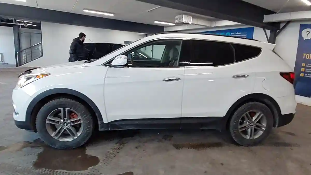 Hyundai Santa Fe 2018 года за 9 800 000 тг. в Астана