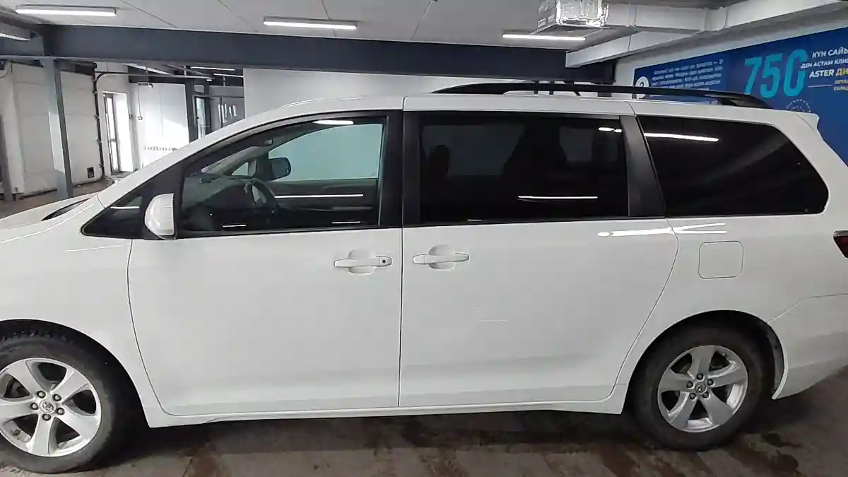Toyota Sienna 2017 года за 14 000 000 тг. в Астана