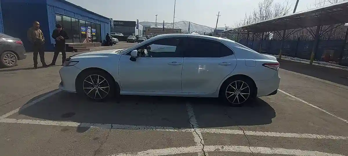 Toyota Camry 2021 года за 11 000 000 тг. в Алматы