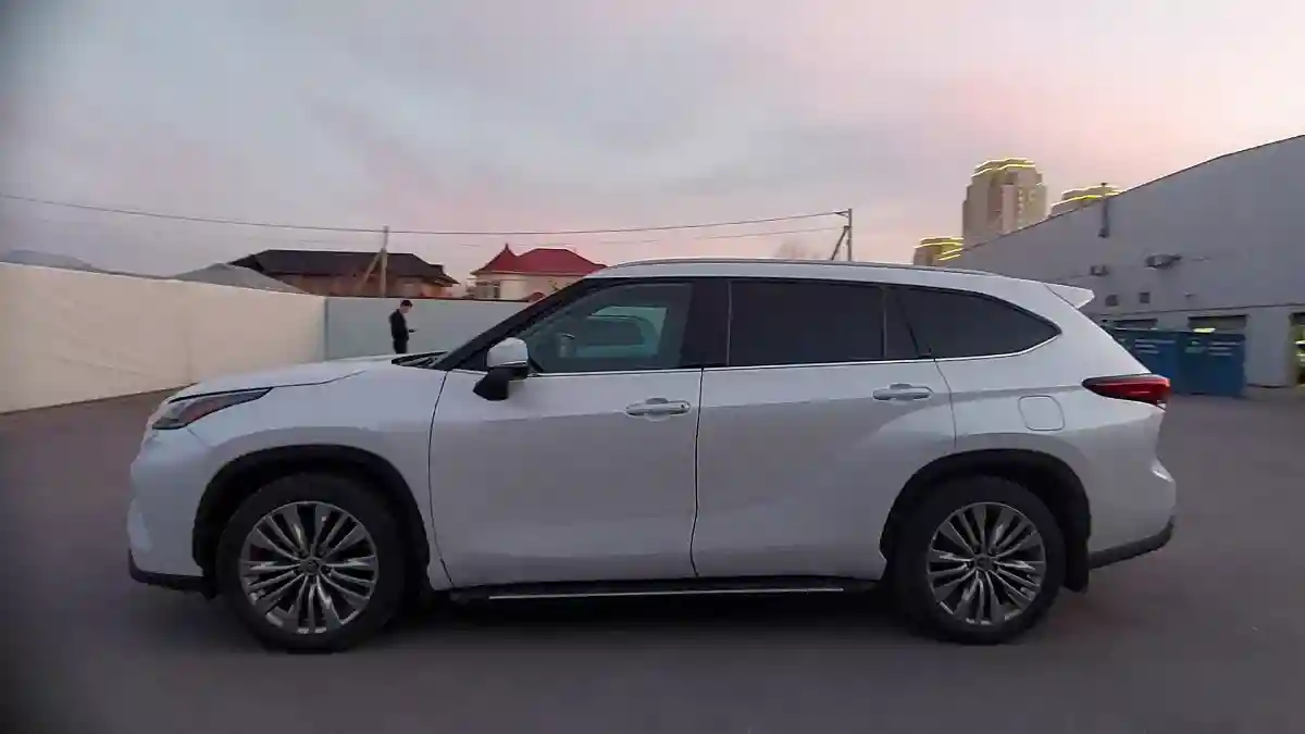 Toyota Highlander 2022 года за 32 500 000 тг. в Шымкент