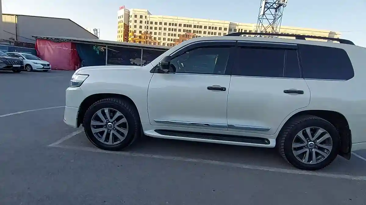 Toyota Land Cruiser 2017 года за 34 000 000 тг. в Шымкент