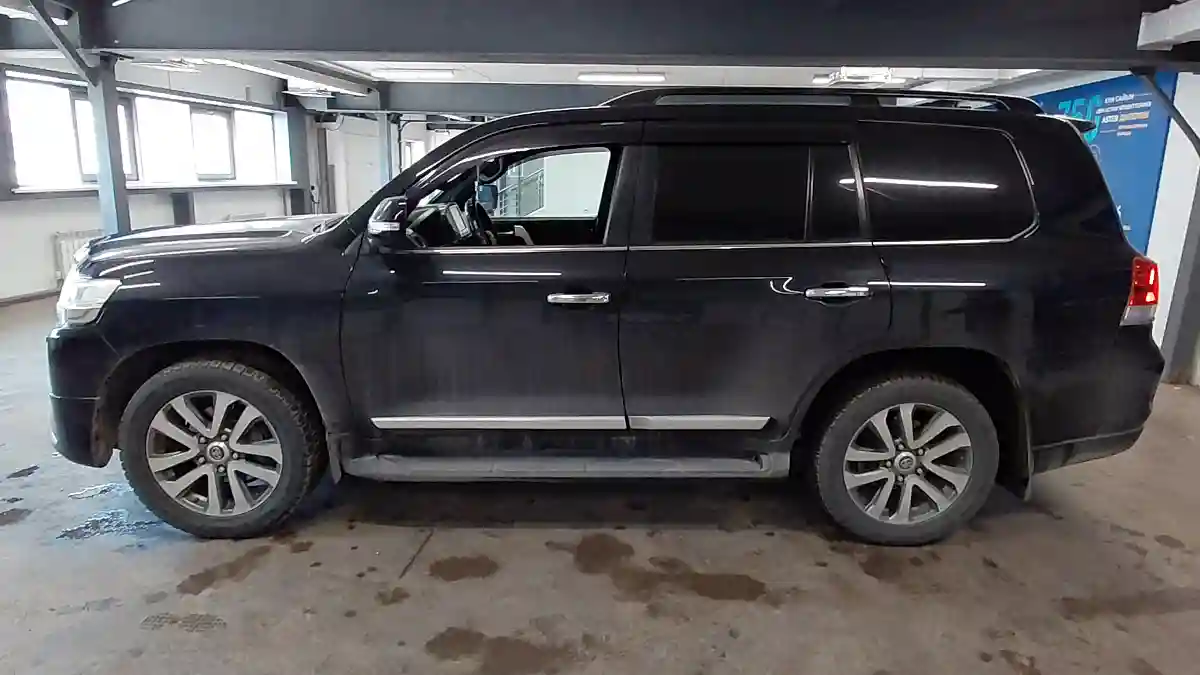 Toyota Land Cruiser 2017 года за 30 000 000 тг. в Астана