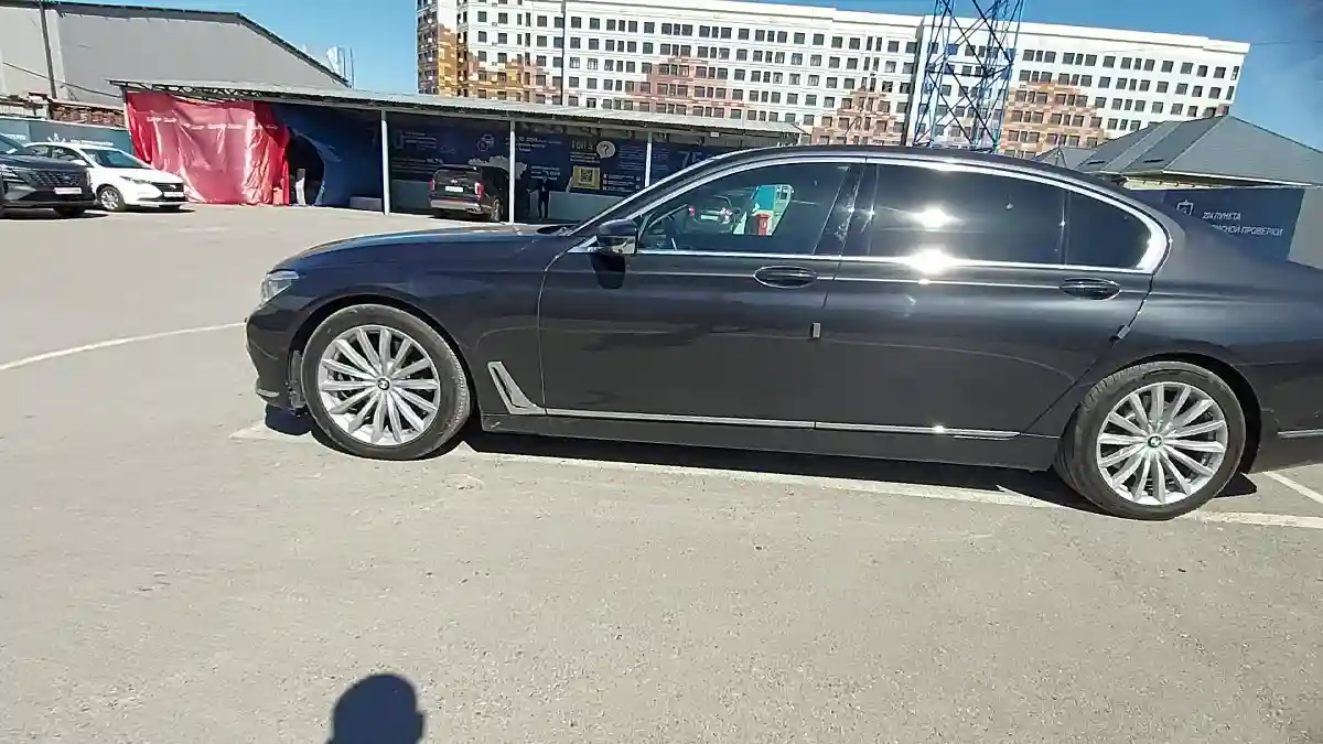 BMW 7 серии 2016 года за 26 000 000 тг. в Шымкент
