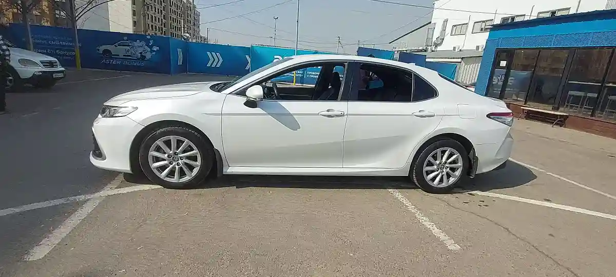 Toyota Camry 2021 года за 13 950 000 тг. в Алматы