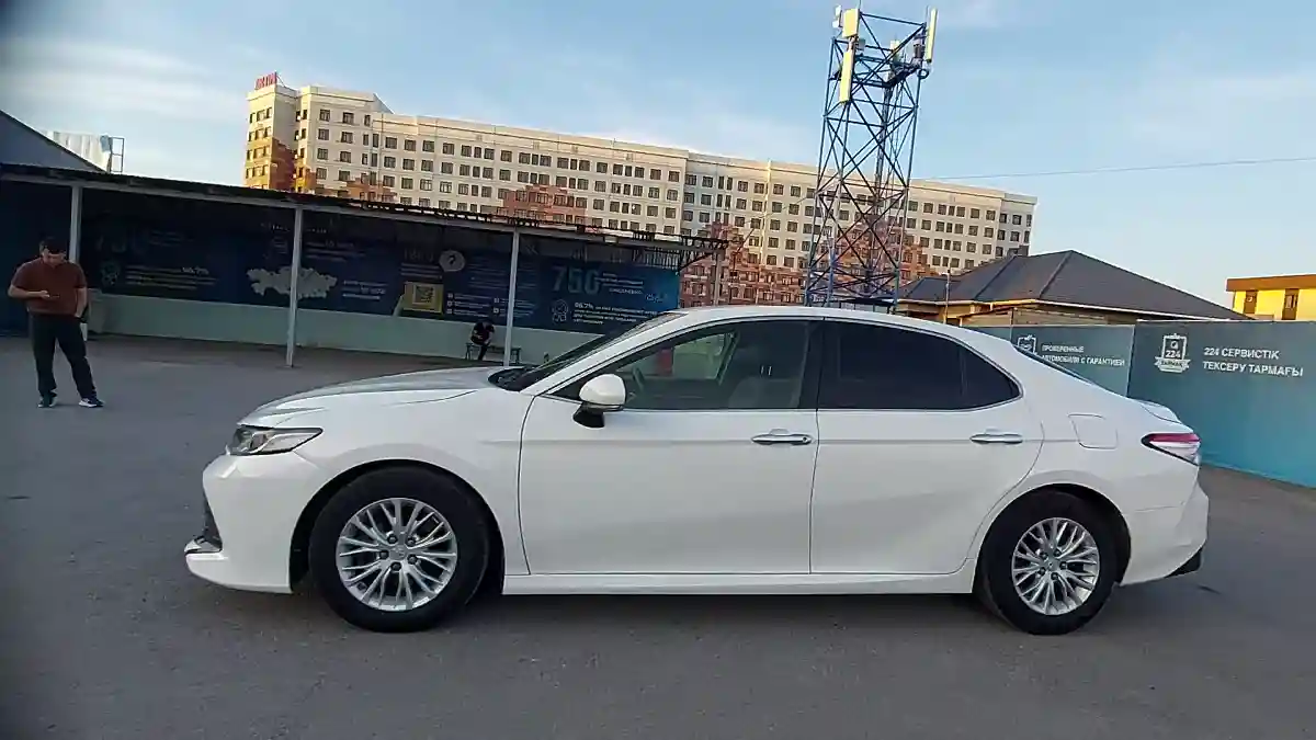 Toyota Camry 2018 года за 11 200 000 тг. в Шымкент