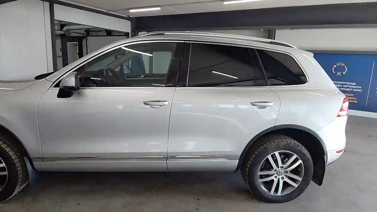 Volkswagen Touareg 2012 года за 13 000 000 тг. в Астана
