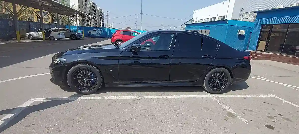 BMW 5 серии 2022 года за 28 000 000 тг. в Алматы