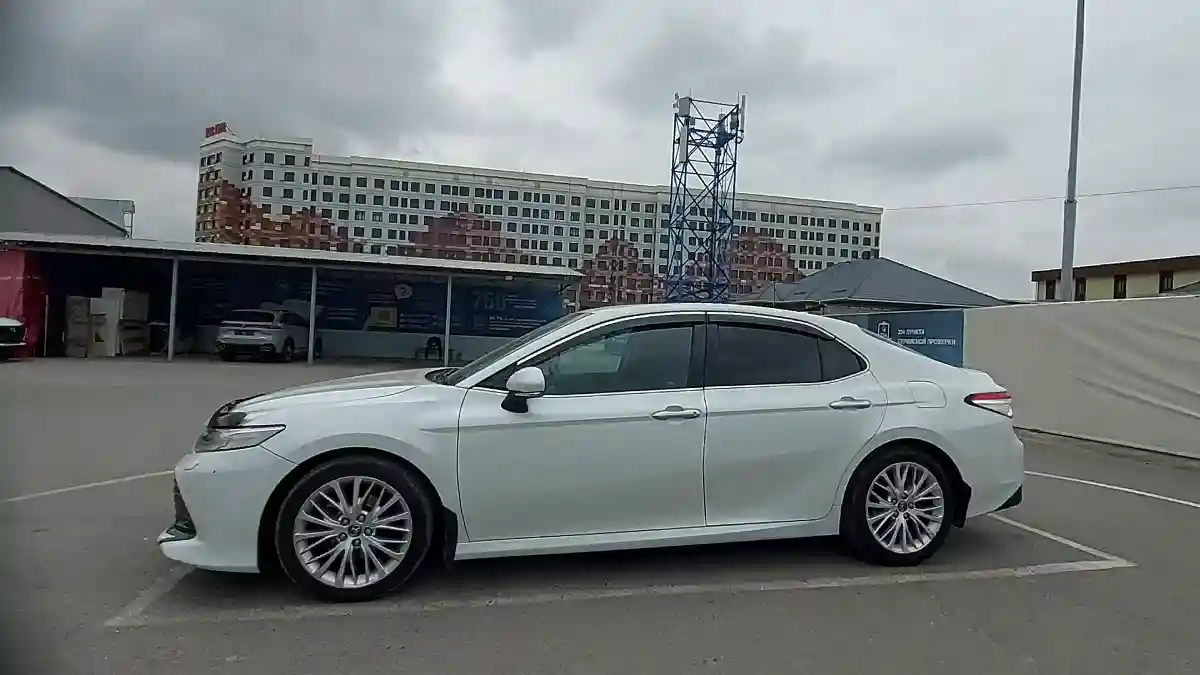 Toyota Camry 2018 года за 13 000 000 тг. в Шымкент