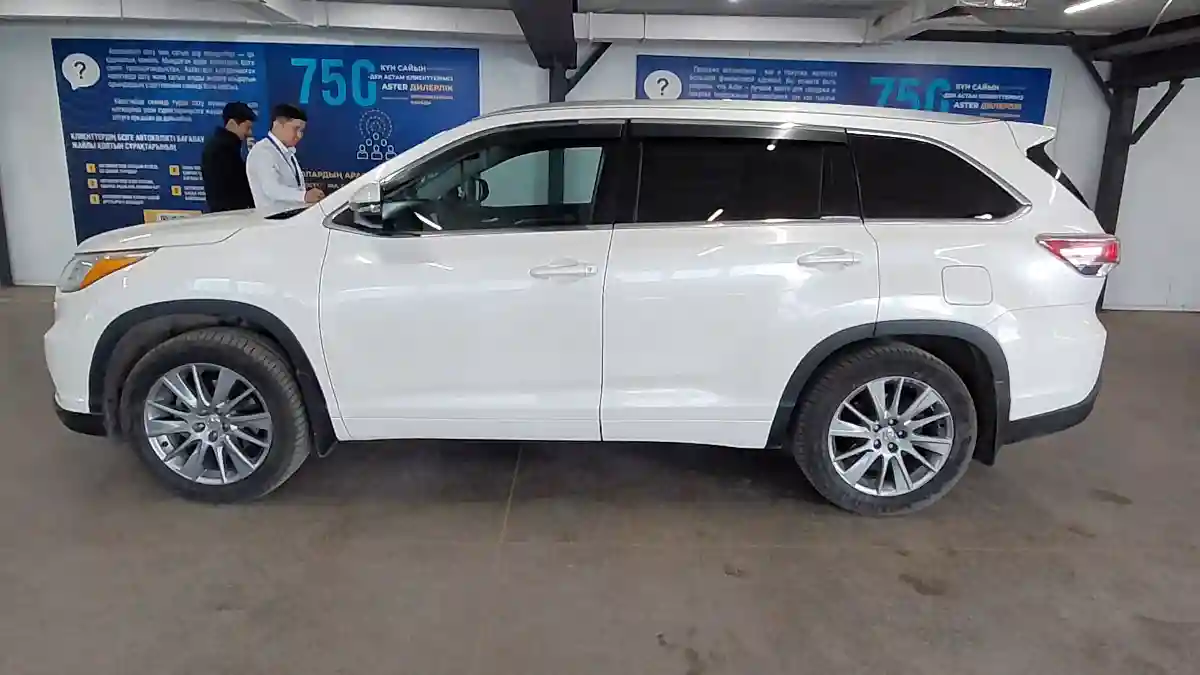 Toyota Highlander 2014 года за 16 000 000 тг. в Астана
