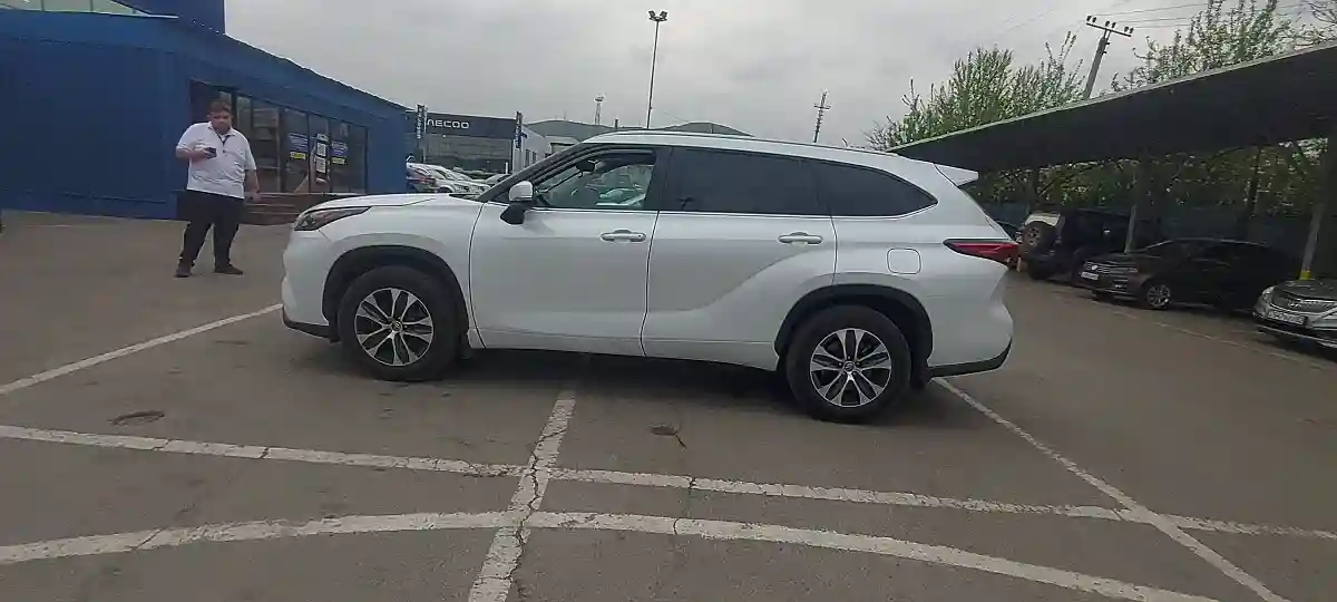 Toyota Highlander 2023 года за 20 000 000 тг. в Алматы