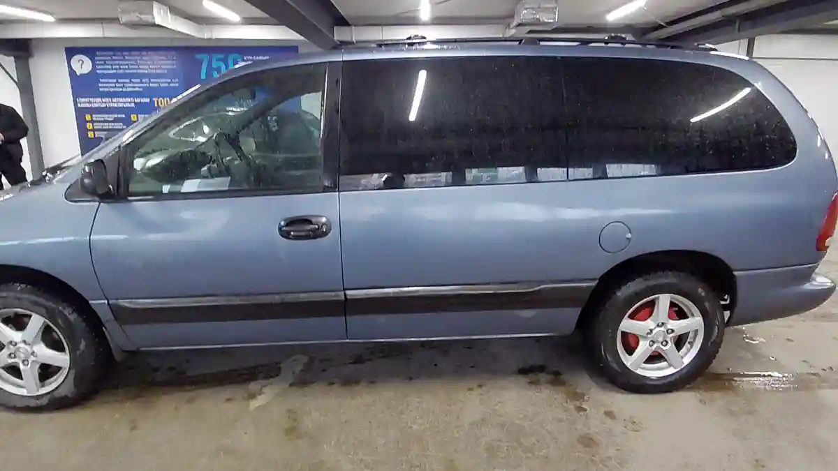 Chrysler Voyager 1997 года за 3 000 000 тг. в Астана