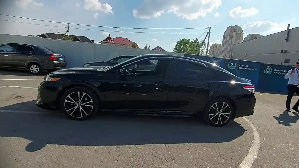 Toyota Camry 2019 года за 11 200 000 тг. в Шымкент