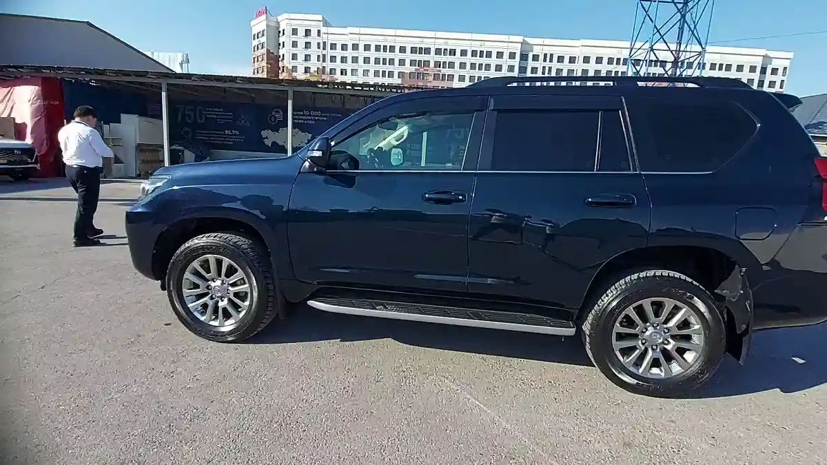Toyota Land Cruiser Prado 2018 года за 21 800 000 тг. в Шымкент