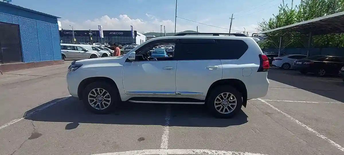 Toyota Land Cruiser Prado 2017 года за 27 000 000 тг. в Алматы