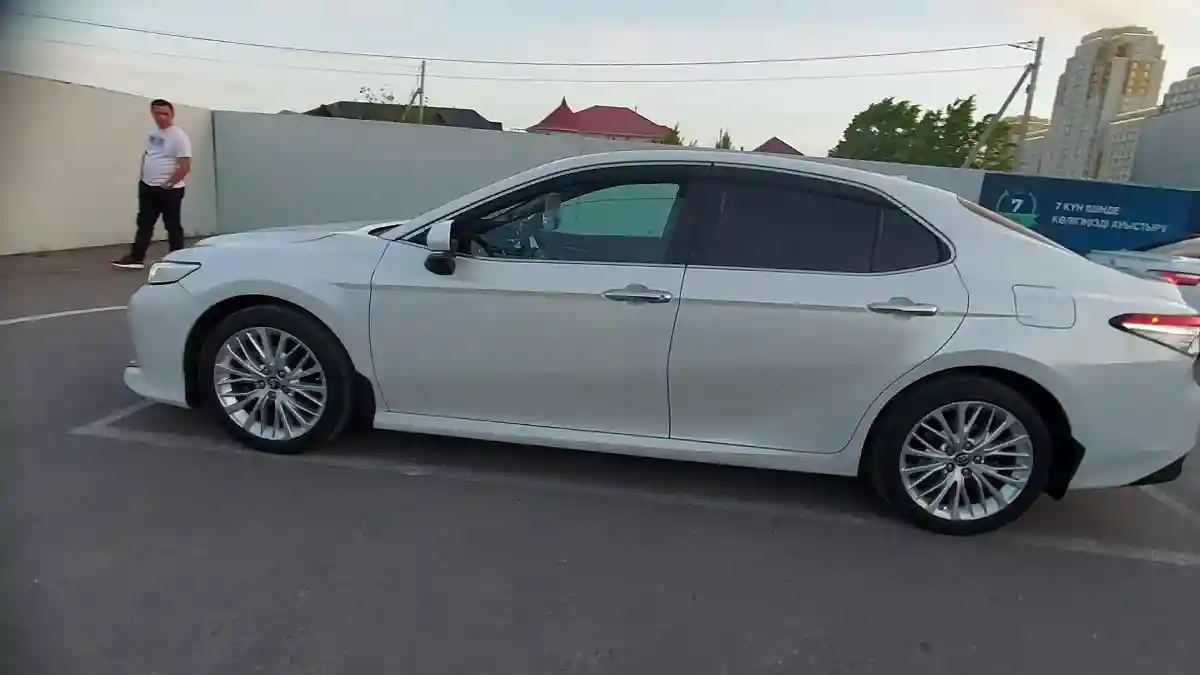 Toyota Camry 2018 года за 12 900 000 тг. в Шымкент