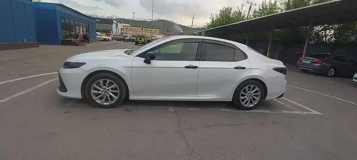 Toyota Camry 2023 года за 14 600 000 тг. в Алматы